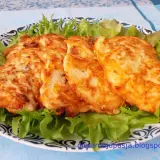 Złocisty kotlet drobiowy, idealnie usmażony, podany na chrupiącej sałacie. Pyszny obiad gotowy!