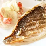 Dorada z grilla z chrupiącą skórką, podana z sałatką z pomidorków i ogórka w kremowym sosie.