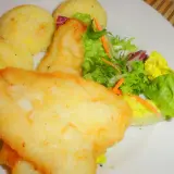 Chrupiący halibut smażony z puree ziemniaczanym i świeżą sałatką. Pyszny obiad gotowy!