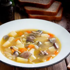 Jakie przyprawy do zupy pieczarkowej, aby wydobyć jej pełny smak?