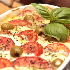 Szybka i prosta zapiekanka z mozzarellą i pomidorami na każdą okazję