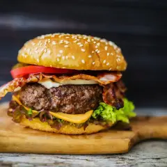 Soczysty burger z bekonem i serem, idealny przykład, jak przyprawić mięso na hamburgery.