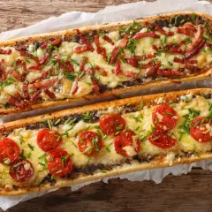 Ile kcal ma zapiekanka 30 cm? Sprawdź, co wpływa na kaloryczność