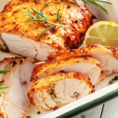 Pieczony filet z indyka z rozmarynem i cytryną. Idealny pomysł, co zrobić z fileta z indyka na szybko, gdy chcesz zjeść coś pysznego.
