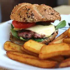 Pyszny burger z rozpływającym się serem i chrupiącymi frytkami. Idealny na obiad, gdy szukasz prawdziwe burgery przepis.