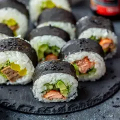 Gotowe sushi z łososiem i awokado, idealne na domowy obiad. Zobacz, jak zrobic sushi krok po kroku!
