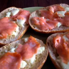 Pyszna zapiekanka z łososiem i mozzarellą, którą pokochasz na obiad