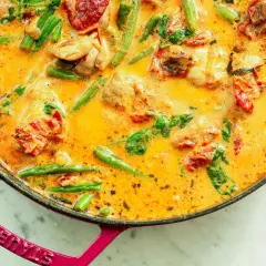 Pyszny kurczak "marry me chicken" w kremowym sosie z pomidorami i fasolką szparagową.