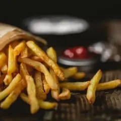 Ile smażyć frytki w oleju, aby były idealnie chrupiące?