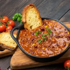 Gęste chili con carne z fasolą i kukurydzą, podane z chrupiącym pieczywem. Idealne na obiad na dwa dni.