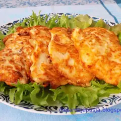 Złocisty kotlet drobiowy, idealnie usmażony, podany na chrupiącej sałacie. Pyszny obiad gotowy!