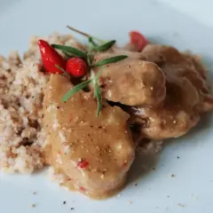 Polędwiczki wieprzowe w sosie własnym, danie Ani gotuje, podane z kaszą i ozdobione papryczką chili i rozmarynem.