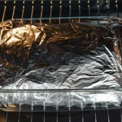Na której stronie folii aluminiowej piec frytki, aby nie spalić?