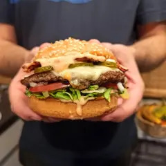 Jak podgrzać bułki do hamburgerów w piekarniku, aby były chrupiące?