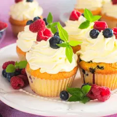 Pyszne babeczki z mascarpone, udekorowane malinami, borówkami i miętą. Idealne na deser!