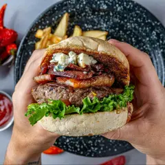 Jak smażyć burgery wołowe na patelni, aby były soczyste i pyszne