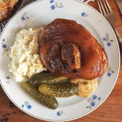 Najlepsza golonka gotowana i pieczona, podana z puree, ogórkami kiszonymi i musztardą. Prawdziwa uczta dla podniebienia!