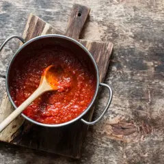 Jak zrobić sos do spaghetti z przecieru pomidorowego w prosty sposób