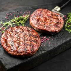 Jak doprawić mięso na hamburgery, by zachwycić smakiem i soczystością