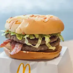Podwójny burger z bekonem i sałatą, z serem na bułce. Ciekawe, ile ma jalapeno burger kcal.