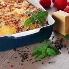 Zapiekanka makaronowa z kiełbasą i serem - prosty przepis na obiad