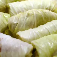 Gotowe do gotowania gołąbki zawinięte w liście kapusty. Aromatyczne danie, które zachwyci każdego.