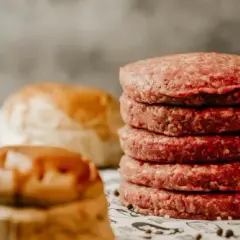 Jak długo smażyć burger wołowy, aby uzyskać idealne wysmażenie?
