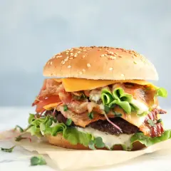 Ile kalorii ma hamburger? Sprawdź, co wpływa na jego kaloryczność