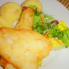 Chrupiący halibut smażony z puree ziemniaczanym i świeżą sałatką. Pyszny obiad gotowy!