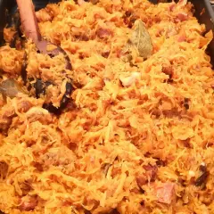 Tradycyjny polski bigos, przygotowany według przepisów mistrzów, kusi aromatem i bogactwem smaku. Idealny na rodzinne spotkania.