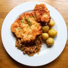 Pyszny kotlet schabowy Magdy Gessler z młodymi ziemniaczkami i kapustą.