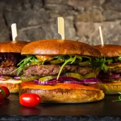 Kiedy jest dzień hamburgera? Odkryj datę i ciekawostki!