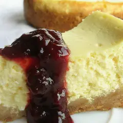 Pyszne ciasto z serka wiejskiego, polane gęstym, wiśniowym musem. Idealne na deser.