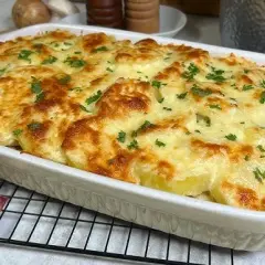 Jak smakuje zapiekanka z ziemniakami i mięsem mielonym? Sprawdź!
