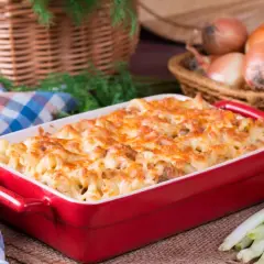 Szybka i prosta zapiekanka z makaronem i śmietaną na obiad