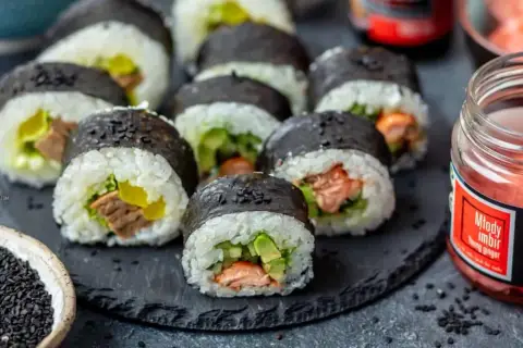 Gotowe sushi z łososiem i awokado, idealne na domowy obiad. Zobacz, jak zrobic sushi krok po kroku!