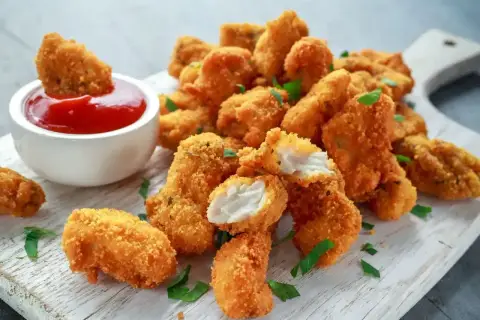Chrupiące krewetki w panko, idealne do maczania w keczupie.