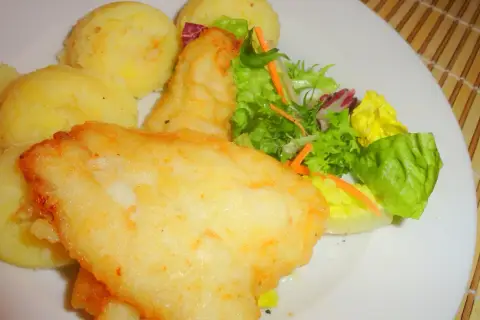 Chrupiący halibut smażony z puree ziemniaczanym i świeżą sałatką. Pyszny obiad gotowy!