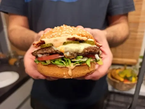 Jak podgrzać bułki do hamburgerów w piekarniku, aby były chrupiące?