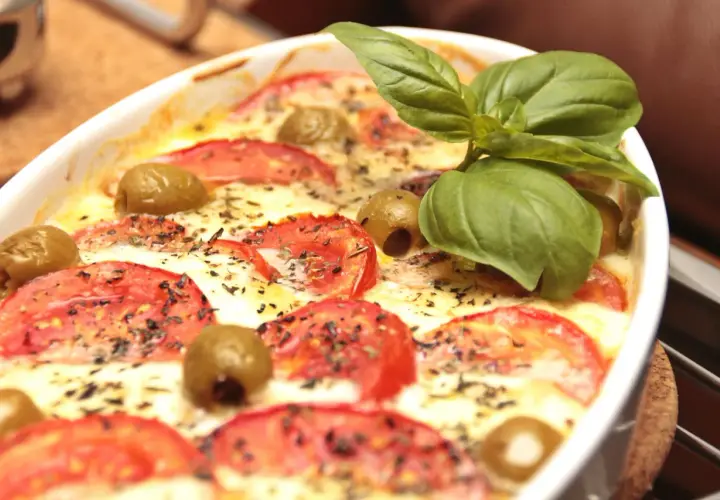 Szybka i prosta zapiekanka z mozzarellą i pomidorami na każdą okazję