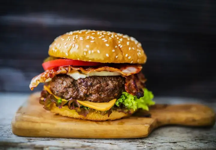 Soczysty burger z bekonem i serem, idealny przykład, jak przyprawić mięso na hamburgery.