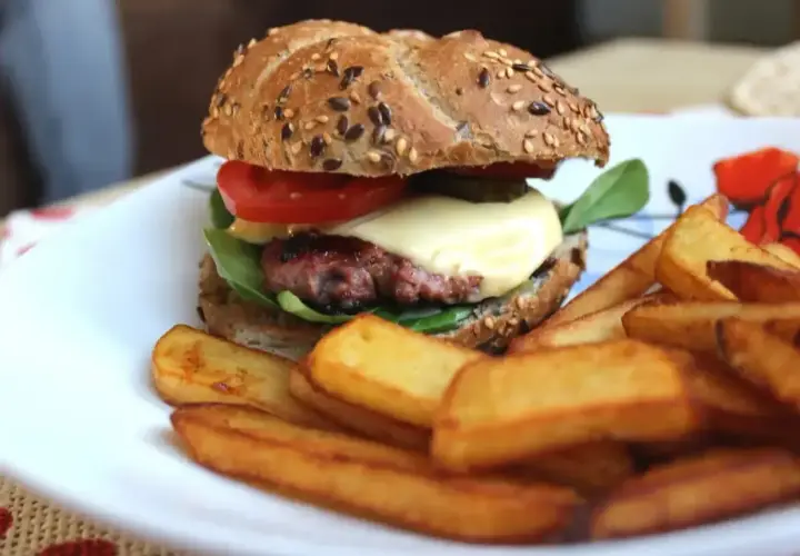 Pyszny burger z rozpływającym się serem i chrupiącymi frytkami. Idealny na obiad, gdy szukasz prawdziwe burgery przepis.