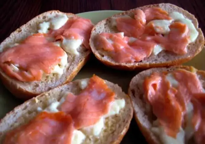 Pyszna zapiekanka z łososiem i mozzarellą, którą pokochasz na obiad