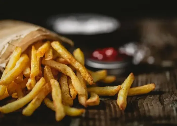 Ile smażyć frytki w oleju, aby były idealnie chrupiące?