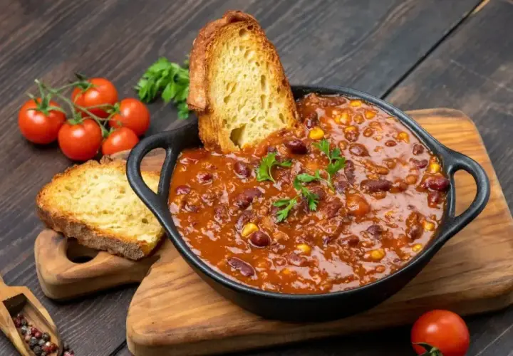 Gęste chili con carne z fasolą i kukurydzą, podane z chrupiącym pieczywem. Idealne na obiad na dwa dni.