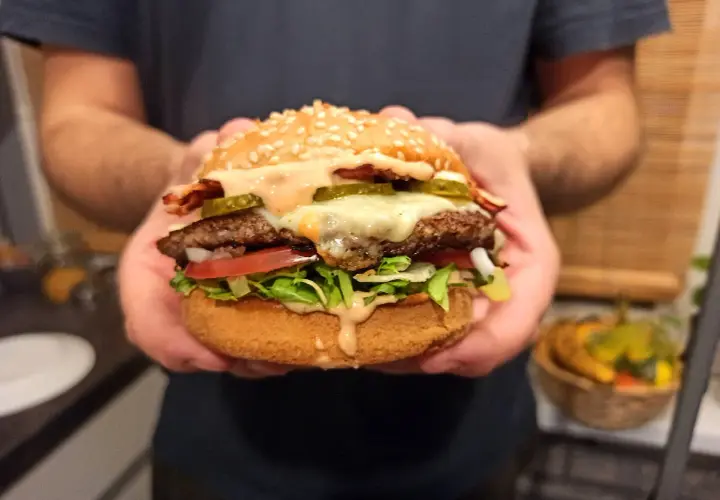 Jak podgrzać bułki do hamburgerów w piekarniku, aby były chrupiące?