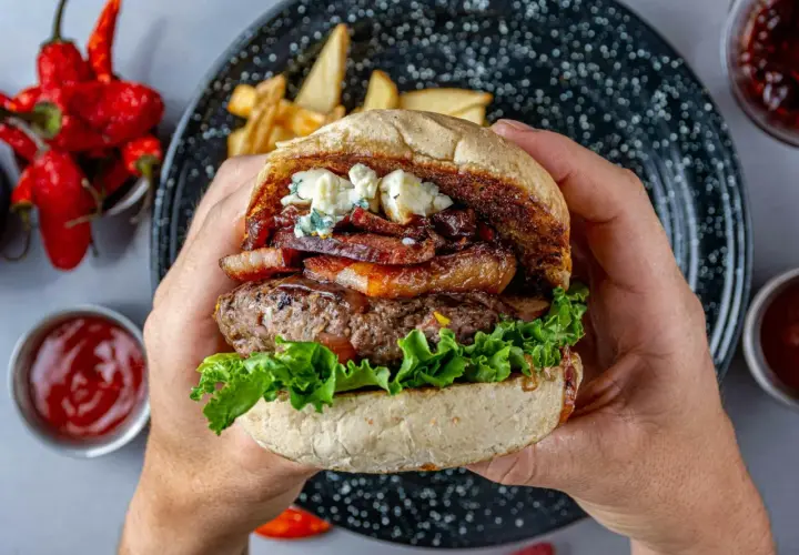 Jak smażyć burgery wołowe na patelni, aby były soczyste i pyszne