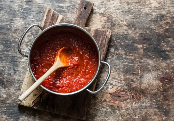 Jak zrobić sos do spaghetti z przecieru pomidorowego w prosty sposób