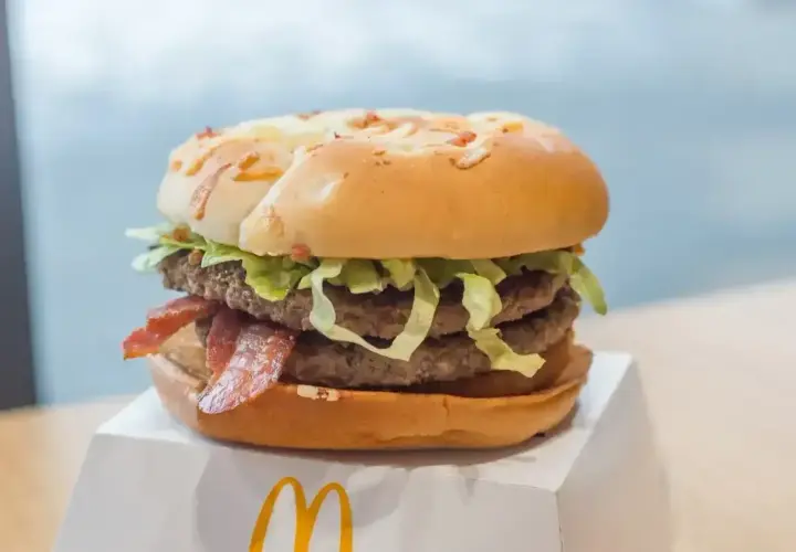 Podwójny burger z bekonem i sałatą, z serem na bułce. Ciekawe, ile ma jalapeno burger kcal.