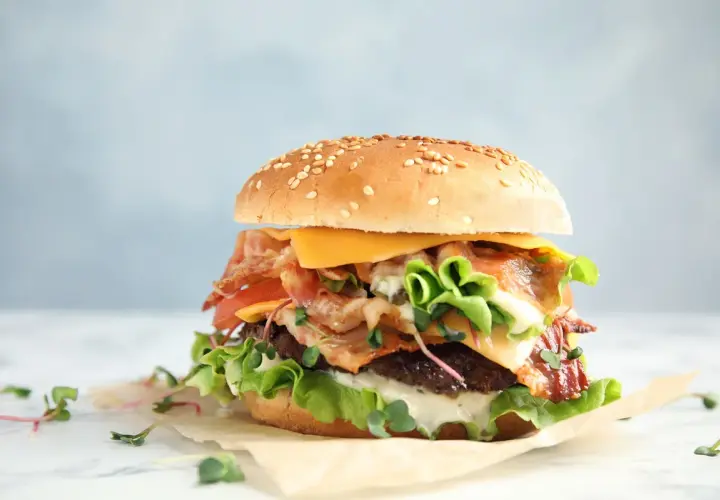 Ile kalorii ma hamburger? Sprawdź, co wpływa na jego kaloryczność